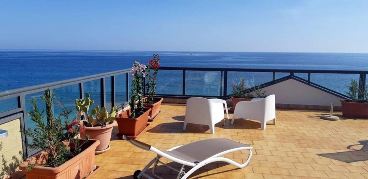 Il Cantone Del Faro Giardini Naxos Exterior photo